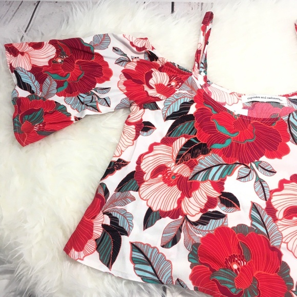 Blouse  Cupcakes and Cashmere  Fay Cold Shoulder - Picture 5 of 6